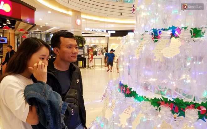 Những điều ước giản đơn trên cây thông Noel làm bằng vỏ chai nhựa ở Sài Gòn: Con ước ba mẹ sẽ không cãi nhau nữa... - Ảnh 9.