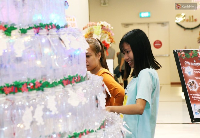 Những điều ước giản đơn trên cây thông Noel làm bằng vỏ chai nhựa ở Sài Gòn: Con ước ba mẹ sẽ không cãi nhau nữa... - Ảnh 8.