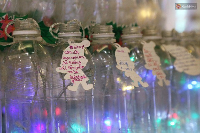 Những điều ước giản đơn trên cây thông Noel làm bằng vỏ chai nhựa ở Sài Gòn: Con ước ba mẹ sẽ không cãi nhau nữa... - Ảnh 10.