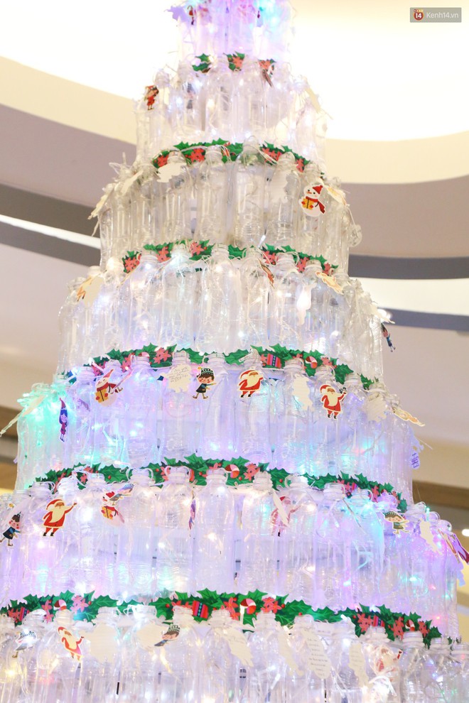 Những điều ước giản đơn trên cây thông Noel làm bằng vỏ chai nhựa ở Sài Gòn: Con ước ba mẹ sẽ không cãi nhau nữa... - Ảnh 2.