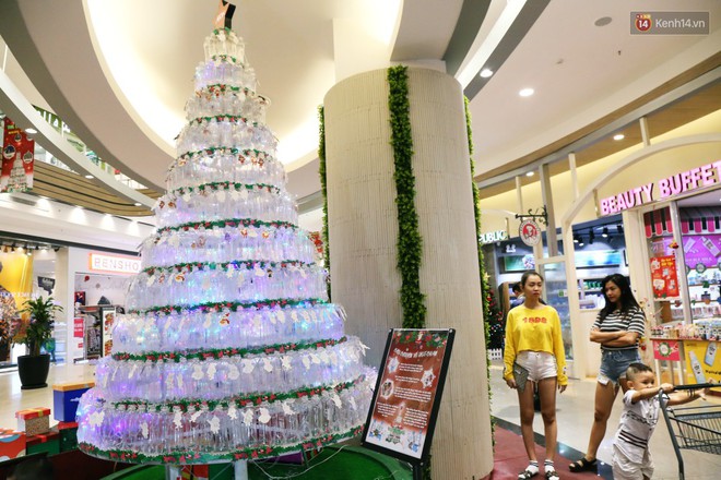 Những điều ước giản đơn trên cây thông Noel làm bằng vỏ chai nhựa ở Sài Gòn: Con ước ba mẹ sẽ không cãi nhau nữa... - Ảnh 1.