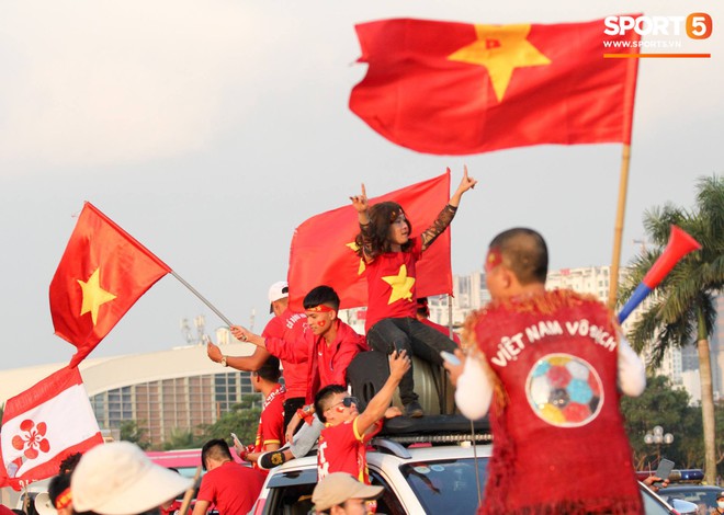 Cổ động viên đốt pháo sáng đỏ rực trời trước giờ xung trận của đội tuyển Việt Nam - Ảnh 3. Cổ động viên đốt pháo sáng đỏ rực trời trước giờ xung trận của đội tuyển Việt Nam - Ảnh 3.