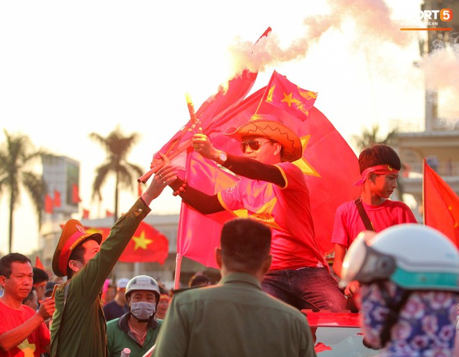 Cổ động viên đốt pháo sáng đỏ rực trời trước giờ xung trận của đội tuyển Việt Nam - Ảnh 4. Cổ động viên đốt pháo sáng đỏ rực trời trước giờ xung trận của đội tuyển Việt Nam - Ảnh 4.