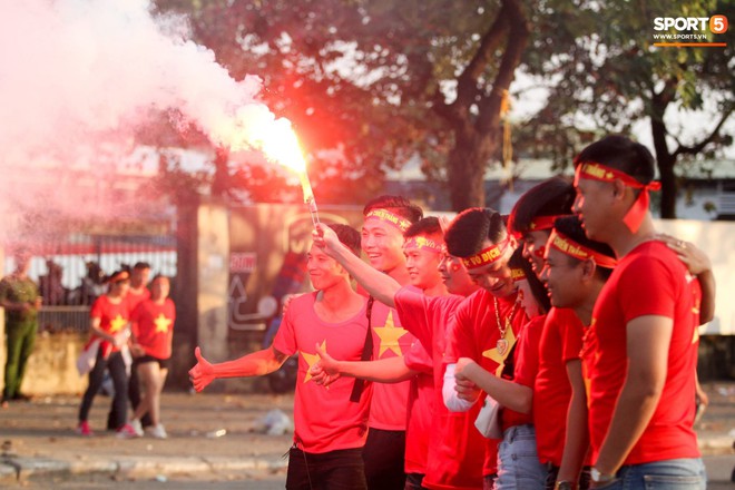 Cổ động viên đốt pháo sáng đỏ rực trời trước giờ xung trận của đội tuyển Việt Nam - Ảnh 7. Cổ động viên đốt pháo sáng đỏ rực trời trước giờ xung trận của đội tuyển Việt Nam - Ảnh 7.