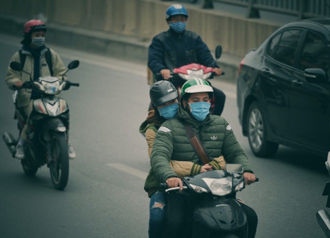 Rét quá Hà Nội ơi: Nhiệt độ còn 14 độ C, người người trùm áo ấm khăn len xuống phố - Ảnh 5.