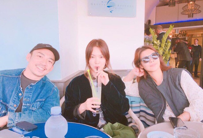 Hiếm lắm mới đăng story Instagram, Song Hye Kyo bỗng thân thiết bên người đàn ông lạ mặt - Ảnh 3.