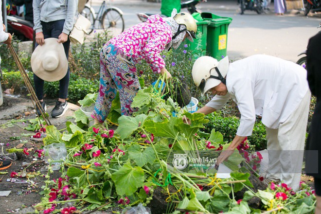 Sau khi tiểu thương tự tay đập chậu để trả mặt bằng, hàng chục người dân lao vào hôi hoa  trưa 30 Tết - ảnh 2