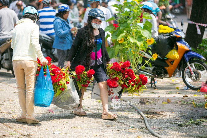 Sau khi tiểu thương tự tay đập chậu để trả mặt bằng, hàng chục người dân lao vào hôi hoa  trưa 30 Tết - ảnh 10