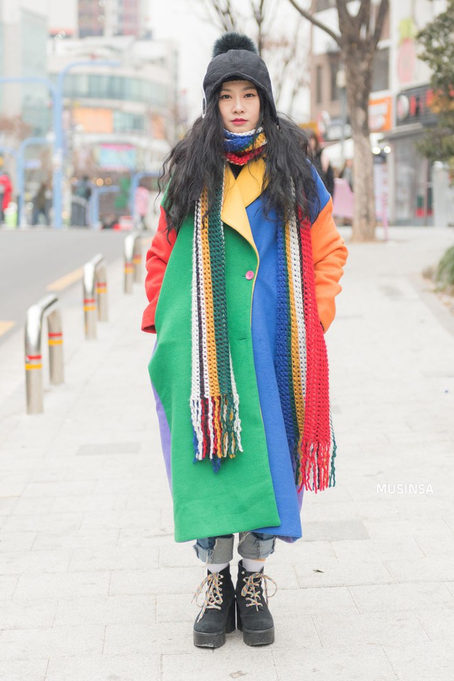 Street style giới trẻ Hàn tuần qua: không có lấy một set đồ bánh bèo, cô nàng nào cũng ăn vận siêu cool - Ảnh 10.