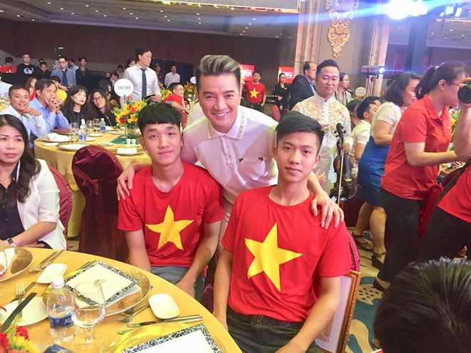 Là ông hoàng hàng hiệu nhưng chiếc áo phủ đầy chữ ký của U23 Việt Nam mới là thứ độc nhất vô nhị của Đàm Vĩnh Hưng! - Ảnh 4. Là ông hoàng hàng hiệu nhưng chiếc áo phủ đầy chữ ký của U23 Việt Nam mới là thứ độc nhất vô nhị của Đàm Vĩnh Hưng! - Ảnh 4.