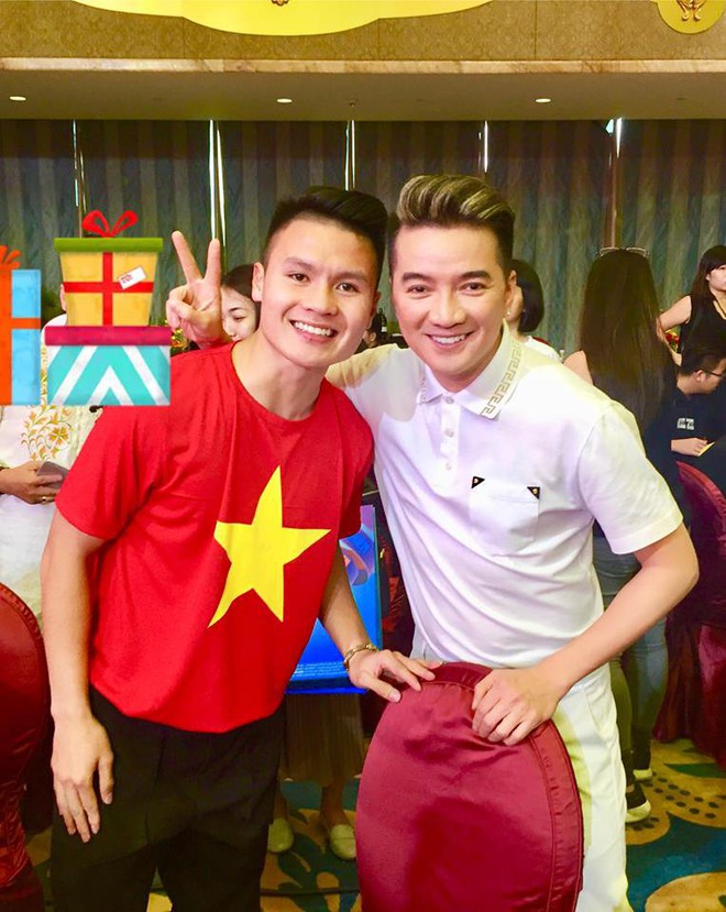 Là ông hoàng hàng hiệu nhưng chiếc áo phủ đầy chữ ký của U23 Việt Nam mới là thứ độc nhất vô nhị của Đàm Vĩnh Hưng! - Ảnh 9. Là ông hoàng hàng hiệu nhưng chiếc áo phủ đầy chữ ký của U23 Việt Nam mới là thứ độc nhất vô nhị của Đàm Vĩnh Hưng! - Ảnh 9.