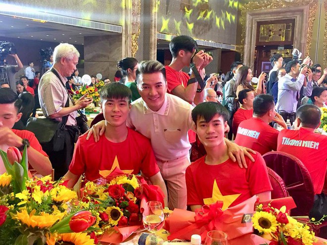 Là ông hoàng hàng hiệu nhưng chiếc áo phủ đầy chữ ký của U23 Việt Nam mới là thứ độc nhất vô nhị của Đàm Vĩnh Hưng! - Ảnh 5. Là ông hoàng hàng hiệu nhưng chiếc áo phủ đầy chữ ký của U23 Việt Nam mới là thứ độc nhất vô nhị của Đàm Vĩnh Hưng! - Ảnh 5.