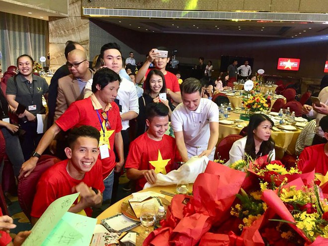 Là ông hoàng hàng hiệu nhưng chiếc áo phủ đầy chữ ký của U23 Việt Nam mới là thứ độc nhất vô nhị của Đàm Vĩnh Hưng! - Ảnh 1. Là ông hoàng hàng hiệu nhưng chiếc áo phủ đầy chữ ký của U23 Việt Nam mới là thứ độc nhất vô nhị của Đàm Vĩnh Hưng! - Ảnh 1.