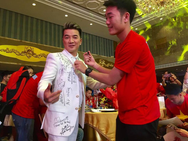 Là ông hoàng hàng hiệu nhưng chiếc áo phủ đầy chữ ký của U23 Việt Nam mới là thứ độc nhất vô nhị của Đàm Vĩnh Hưng! - Ảnh 2. Là ông hoàng hàng hiệu nhưng chiếc áo phủ đầy chữ ký của U23 Việt Nam mới là thứ độc nhất vô nhị của Đàm Vĩnh Hưng! - Ảnh 2.