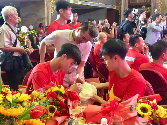 Là ông hoàng hàng hiệu nhưng chiếc áo phủ đầy chữ ký của U23 Việt Nam mới là thứ độc nhất vô nhị của Đàm Vĩnh Hưng! - Ảnh 3. Là ông hoàng hàng hiệu nhưng chiếc áo phủ đầy chữ ký của U23 Việt Nam mới là thứ độc nhất vô nhị của Đàm Vĩnh Hưng! - Ảnh 3.