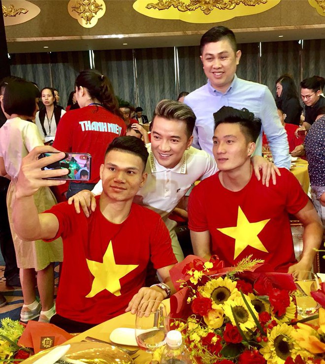 Là ông hoàng hàng hiệu nhưng chiếc áo phủ đầy chữ ký của U23 Việt Nam mới là thứ độc nhất vô nhị của Đàm Vĩnh Hưng! - Ảnh 7. Là ông hoàng hàng hiệu nhưng chiếc áo phủ đầy chữ ký của U23 Việt Nam mới là thứ độc nhất vô nhị của Đàm Vĩnh Hưng! - Ảnh 7.