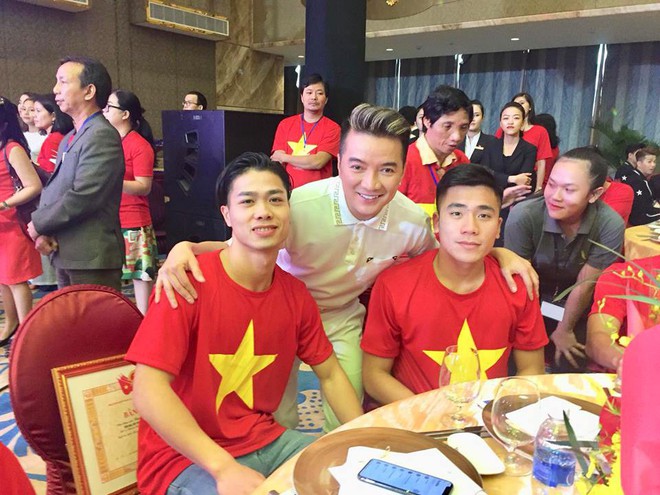 Là ông hoàng hàng hiệu nhưng chiếc áo phủ đầy chữ ký của U23 Việt Nam mới là thứ độc nhất vô nhị của Đàm Vĩnh Hưng! - Ảnh 8. Là ông hoàng hàng hiệu nhưng chiếc áo phủ đầy chữ ký của U23 Việt Nam mới là thứ độc nhất vô nhị của Đàm Vĩnh Hưng! - Ảnh 8.