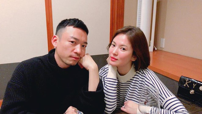 Hiếm lắm mới đăng story Instagram, Song Hye Kyo bỗng thân thiết bên người đàn ông lạ mặt - Ảnh 2.
