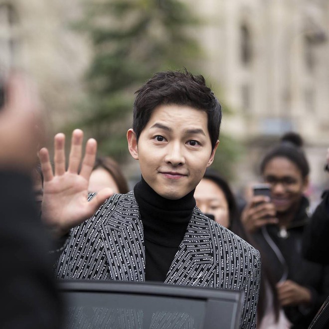 Cùng ông xã Song Joong Ki đến Pháp dự sự kiện, Song Hye Kyo khoe ảnh xinh đẹp như búp bê lên Instagram - Ảnh 6.