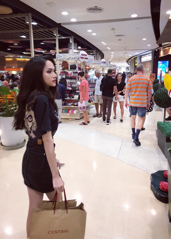 Giản dị đi shopping bằng phương tiện công cộng, Hương Giang được người hâm mộ quốc tế săn đón sau đăng quang - Ảnh 2. Giản dị đi shopping bằng phương tiện công cộng, Hương Giang được người hâm mộ quốc tế săn đón sau đăng quang - Ảnh 2.