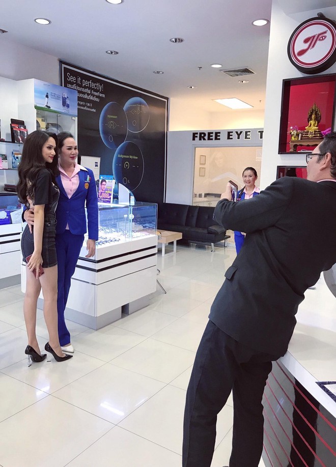 Giản dị đi shopping bằng phương tiện công cộng, Hương Giang được người hâm mộ quốc tế săn đón sau đăng quang - Ảnh 11. Giản dị đi shopping bằng phương tiện công cộng, Hương Giang được người hâm mộ quốc tế săn đón sau đăng quang - Ảnh 11.