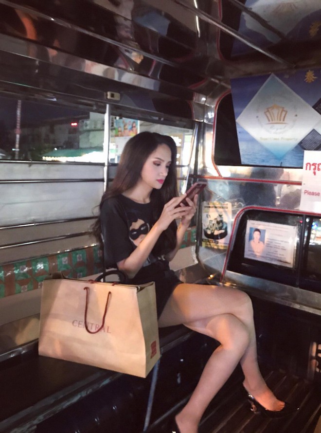 Giản dị đi shopping bằng phương tiện công cộng, Hương Giang được người hâm mộ quốc tế săn đón sau đăng quang - Ảnh 1. Giản dị đi shopping bằng phương tiện công cộng, Hương Giang được người hâm mộ quốc tế săn đón sau đăng quang - Ảnh 1.