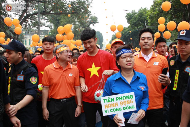 Phố đi bộ Hồ Gươm tắc nghẽn khi Trọng Đại, Tiến Dũng U23 cùng 5000 người dân tham gia ngày hội tình nguyện - Ảnh 5. Phố đi bộ Hồ Gươm tắc nghẽn khi Trọng Đại, Tiến Dũng U23 cùng 5000 người dân tham gia ngày hội tình nguyện - Ảnh 5.