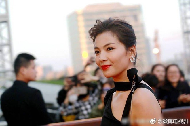 Thảm đỏ hot nhất Cbiz hôm nay: Dương Mịch đè bẹp dàn mỹ nhân, bạn gái Luhan hot vì... thời trang khó hiểu - Ảnh 11. Thảm đỏ hot nhất Cbiz hôm nay: Dương Mịch đè bẹp dàn mỹ nhân, bạn gái Luhan hot vì... thời trang khó hiểu - Ảnh 11.