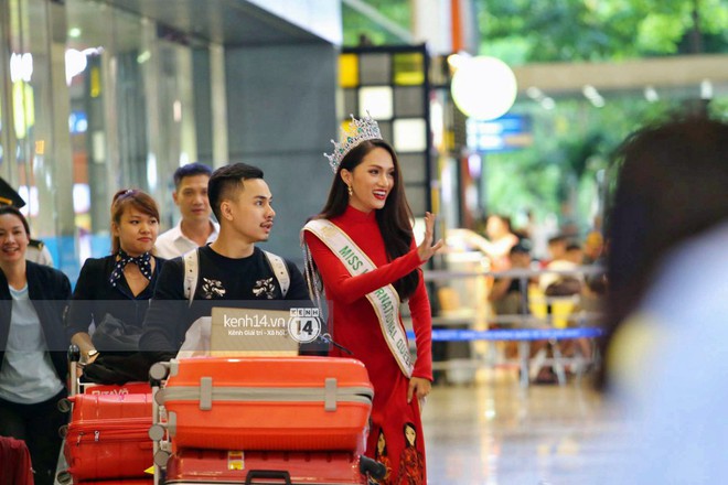 Về đến sân bay Việt Nam, Hương Giang vội thay áo dài đỏ, đội vương miện lộng lẫy để chào khán giả - Ảnh 2.