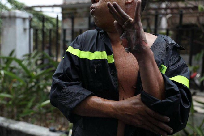 Hình ảnh anh lính cứu hỏa bị bỏng tuột da tay khi tham gia chữa cháy, cứu hộ tại chung cư Carina khiến nhiều người xót xa - Ảnh 2.