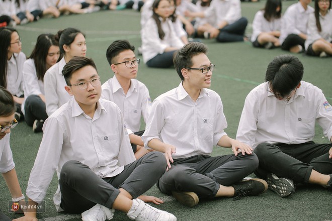 Teen Chu Văn An rạng rỡ ngày xếp chữ chia tay tuổi học trò - Ảnh 14.