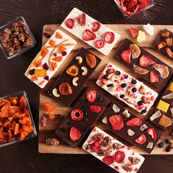 Chocolate Bark: món ăn làm tất cả tín đồ hảo ngọt say mê từ cái nhìn đầu tiên - Ảnh 1. Chocolate Bark: món ăn làm tất cả tín đồ hảo ngọt say mê từ cái nhìn đầu tiên - Ảnh 1.