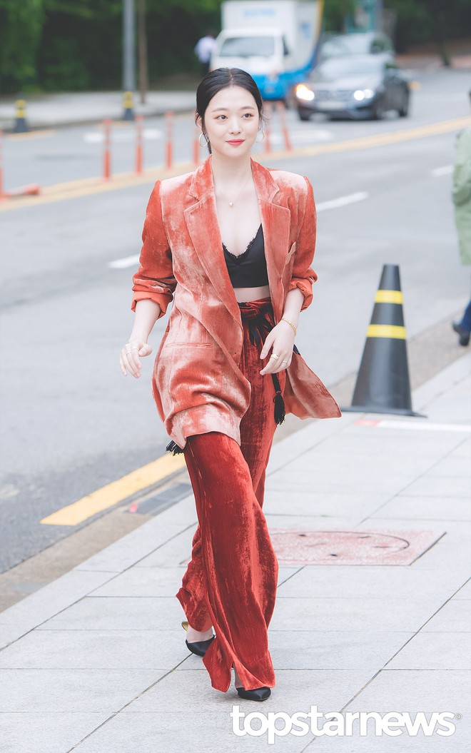 Sulli trở lại đẹp xuất sắc với màn hở ngực táo bạo, chấp cả Hoa hậu Hàn đẹp nhất thế giới và chị đại Kim Hye Soo - Ảnh 2. Sulli trở lại đẹp xuất sắc với màn hở ngực táo bạo, chấp cả Hoa hậu Hàn đẹp nhất thế giới và chị đại Kim Hye Soo - Ảnh 2.