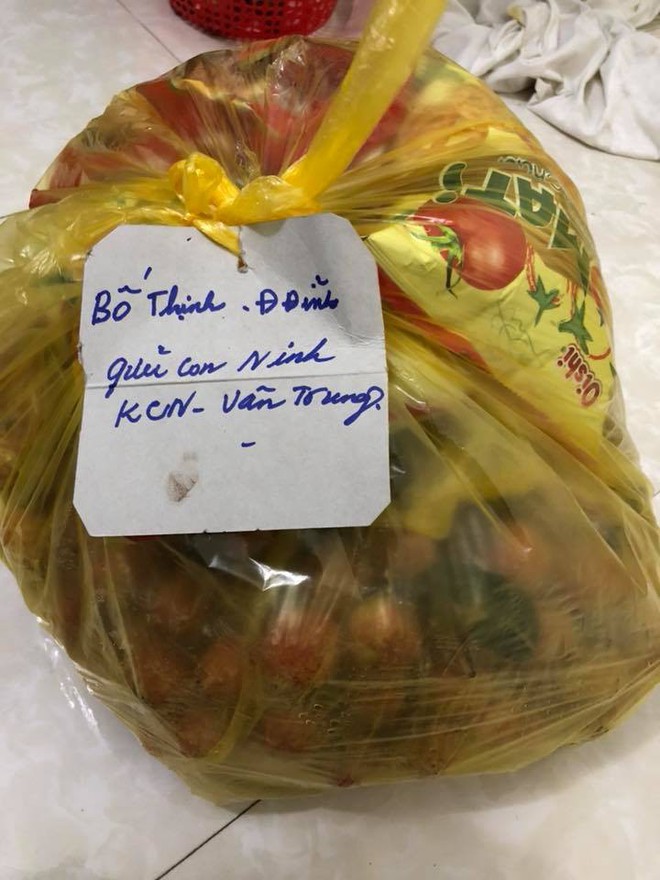 Có một thứ hạnh phúc lớn lao mang tên đồ tiếp tế của bố mẹ gửi lên - Ảnh 1. Có một thứ hạnh phúc lớn lao mang tên đồ tiếp tế của bố mẹ gửi lên - Ảnh 1.