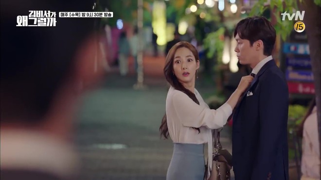 Thư Ký Kim: Trẹo cả chân vì ghen, Park Seo Joon kéo Park Min Young ngã suýt chạm môi rồi! - Ảnh 18. Thư Ký Kim: Trẹo cả chân vì ghen, Park Seo Joon kéo Park Min Young ngã suýt chạm môi rồi! - Ảnh 18.