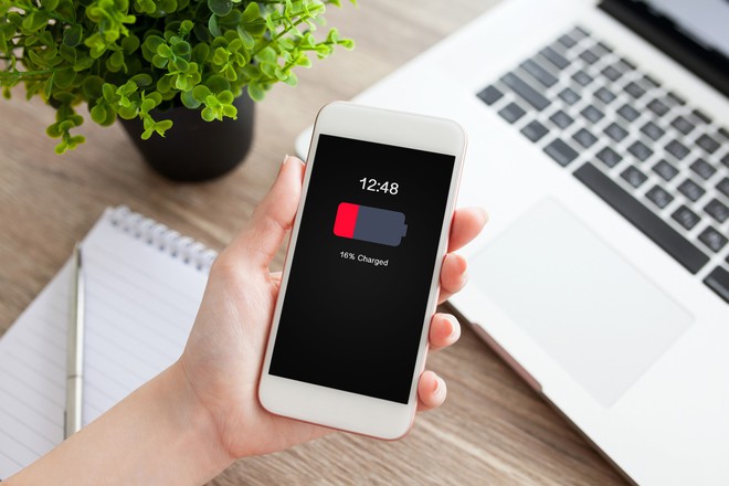 iPhone dùng iOS 11.4 bị rút cạn pin một cách khó hiểu, ảnh hưởng trên diện rộng - Ảnh 1. iPhone dùng iOS 11.4 bị rút cạn pin một cách khó hiểu, ảnh hưởng trên diện rộng - Ảnh 1.