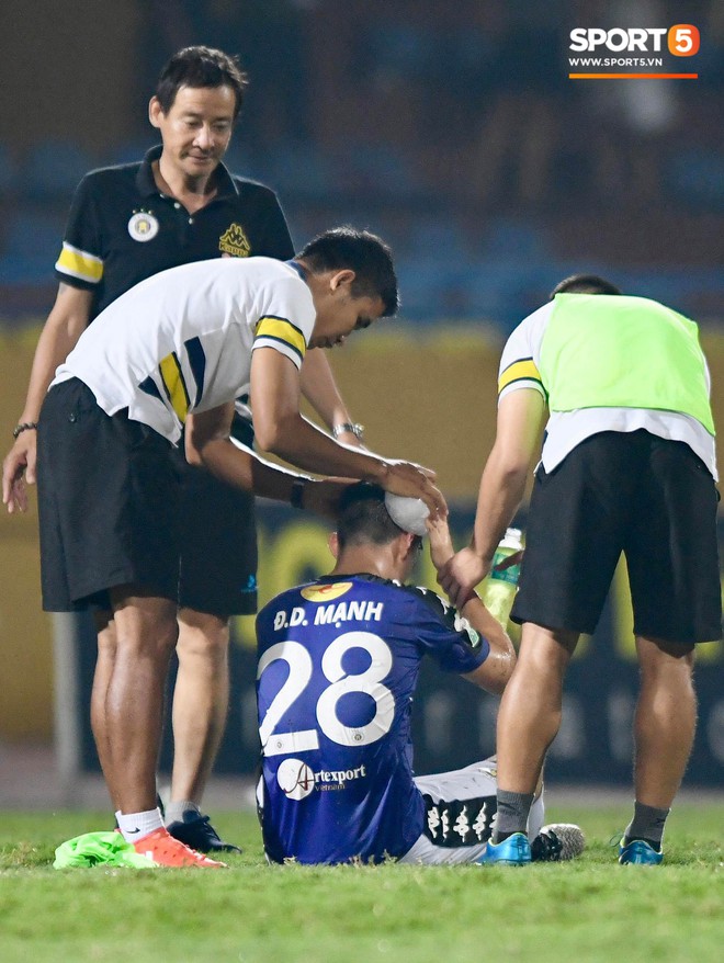 Duy Mạnh nằm sân sau trận đấu, nhập viện gấp để kiểm tra chấn thương - Ảnh 3.