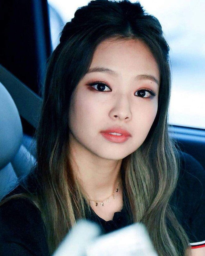 Khác hẳn các mỹ nhân Vline, Jennie (Black Pink) mặt tròn như bánh bao nhưng vẫn đẹp xuất sắc nhờ bí quyết này - Ảnh 7. Khác hẳn các mỹ nhân Vline, Jennie (Black Pink) mặt tròn như bánh bao nhưng vẫn đẹp xuất sắc nhờ bí quyết này - Ảnh 7.