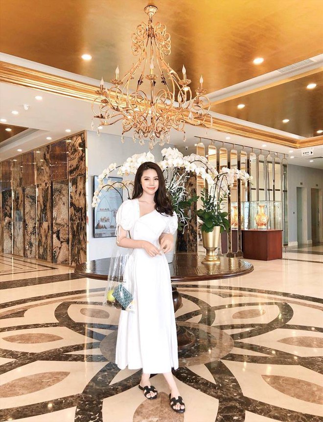 Thấp bé nhẹ cân hơn cả hai Bông hậu, liệu Hari Won có bị lép vế khi mặc chung cùng một mẫu đầm? - Ảnh 2. Thấp bé nhẹ cân hơn cả hai Bông hậu, liệu Hari Won có bị lép vế khi mặc chung cùng một mẫu đầm? - Ảnh 2.