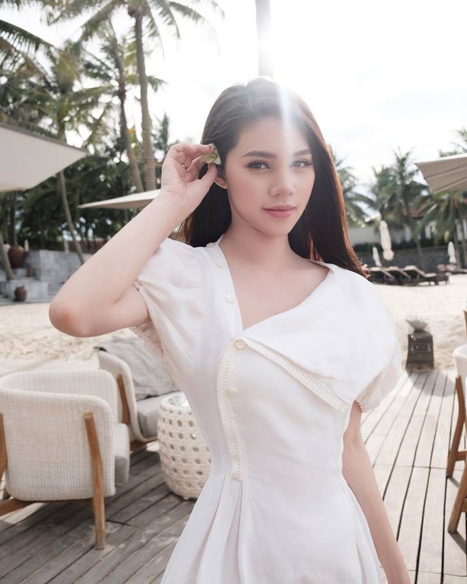Thấp bé nhẹ cân hơn cả hai Bông hậu, liệu Hari Won có bị lép vế khi mặc chung cùng một mẫu đầm? - Ảnh 3. Thấp bé nhẹ cân hơn cả hai Bông hậu, liệu Hari Won có bị lép vế khi mặc chung cùng một mẫu đầm? - Ảnh 3.