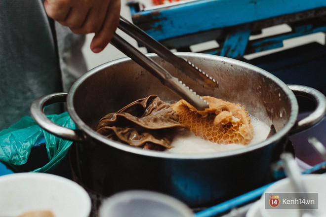 Sài Gòn có vô vàn kiểu phá lấu độc lạ, hết nước dùng trắng đục như sữa rồi lại đem đi xào - Ảnh 1. Sài Gòn có vô vàn kiểu phá lấu độc lạ, hết nước dùng trắng đục như sữa rồi lại đem đi xào - Ảnh 1.