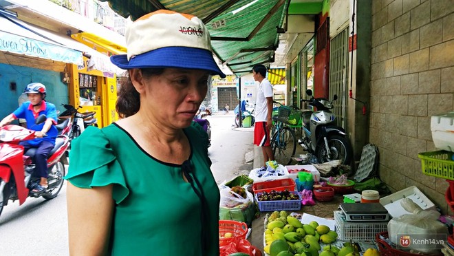 Lợi dụng đông người, nhiều khách tranh lấy cua dì Ba nhưng quên trả tiền: Họ cố tình làm thế, tội dì lắm! - Ảnh 3.