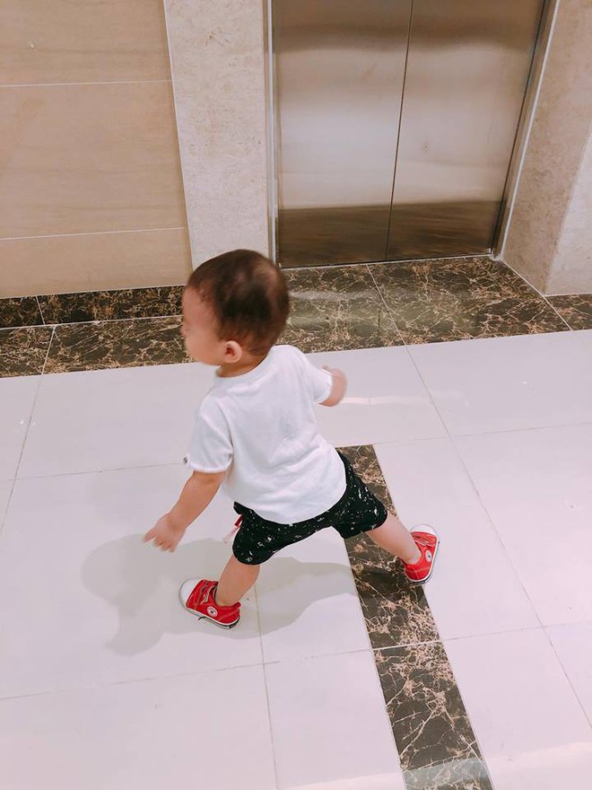 Khoảnh khắc lộ mặt hiếm hoi của quý tử gần 2 tuổi nhà Nam Cường và bà xã 9x - Ảnh 3. Khoảnh khắc lộ mặt hiếm hoi của quý tử gần 2 tuổi nhà Nam Cường và bà xã 9x - Ảnh 3.