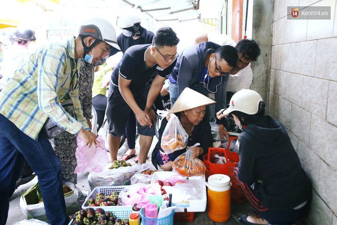 Lợi dụng đông người, nhiều khách tranh lấy cua dì Ba nhưng quên trả tiền: Họ cố tình làm thế, tội dì lắm! - Ảnh 2.