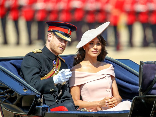 Chỉ mới 3 tháng làm dâu Hoàng gia nhưng Công nương Meghan Markle đã vướng không dưới 5 tranh cãi về trang phục - Ảnh 1. Chỉ mới 3 tháng làm dâu Hoàng gia nhưng Công nương Meghan Markle đã vướng không dưới 5 tranh cãi về trang phục - Ảnh 1.