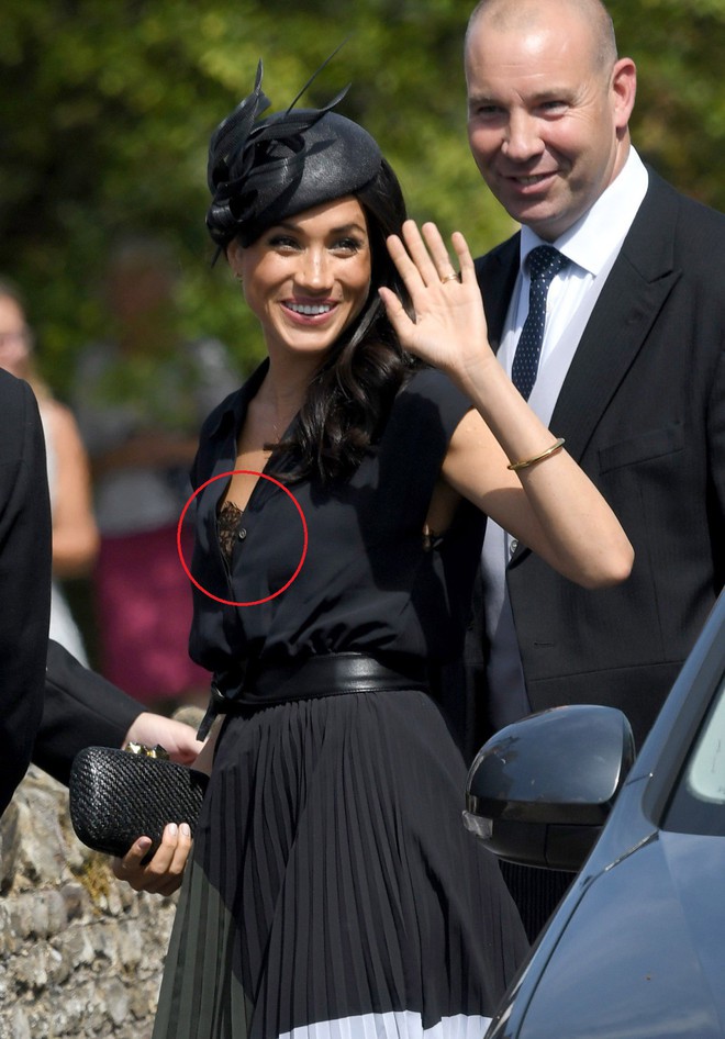 Chỉ mới 3 tháng làm dâu Hoàng gia nhưng Công nương Meghan Markle đã vướng không dưới 5 tranh cãi về trang phục - Ảnh 7. Chỉ mới 3 tháng làm dâu Hoàng gia nhưng Công nương Meghan Markle đã vướng không dưới 5 tranh cãi về trang phục - Ảnh 7.