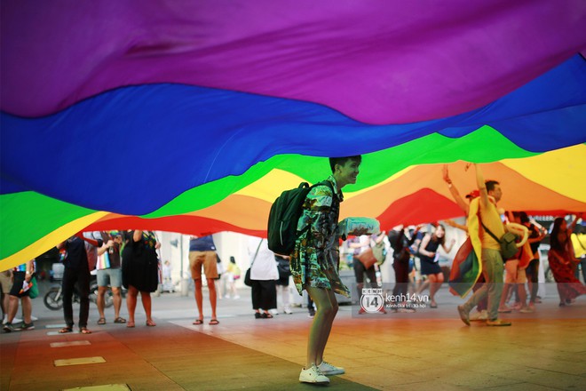 Ngày hội tự hào LGBTI+ Sài Gòn: Những khoảnh khắc đáng nhớ khi phố đi bộ Nguyễn Huệ rợp cờ cầu vồng - Ảnh 9. Ngày hội tự hào LGBTI+ Sài Gòn: Những khoảnh khắc đáng nhớ khi phố đi bộ Nguyễn Huệ rợp cờ cầu vồng - Ảnh 9.
