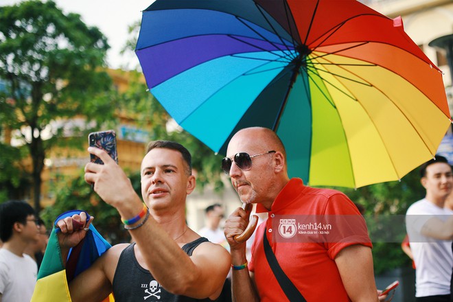 Ngày hội tự hào LGBTI+ Sài Gòn: Những khoảnh khắc đáng nhớ khi phố đi bộ Nguyễn Huệ rợp cờ cầu vồng - Ảnh 5. Ngày hội tự hào LGBTI+ Sài Gòn: Những khoảnh khắc đáng nhớ khi phố đi bộ Nguyễn Huệ rợp cờ cầu vồng - Ảnh 5.