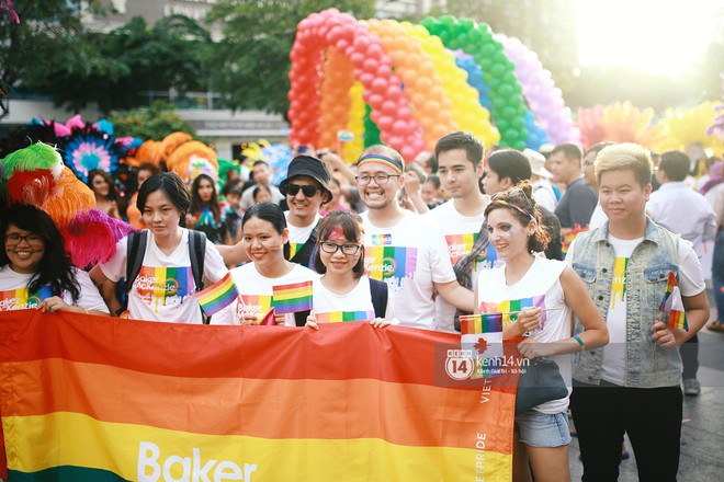 Ngày hội tự hào LGBTI+ Sài Gòn: Những khoảnh khắc đáng nhớ khi phố đi bộ Nguyễn Huệ rợp cờ cầu vồng - Ảnh 11. Ngày hội tự hào LGBTI+ Sài Gòn: Những khoảnh khắc đáng nhớ khi phố đi bộ Nguyễn Huệ rợp cờ cầu vồng - Ảnh 11.
