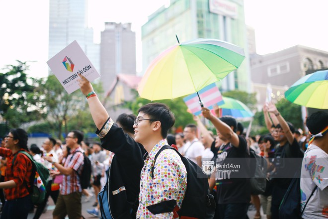 Ngày hội tự hào LGBTI+ Sài Gòn: Những khoảnh khắc đáng nhớ khi phố đi bộ Nguyễn Huệ rợp cờ cầu vồng - Ảnh 13. Ngày hội tự hào LGBTI+ Sài Gòn: Những khoảnh khắc đáng nhớ khi phố đi bộ Nguyễn Huệ rợp cờ cầu vồng - Ảnh 13.
